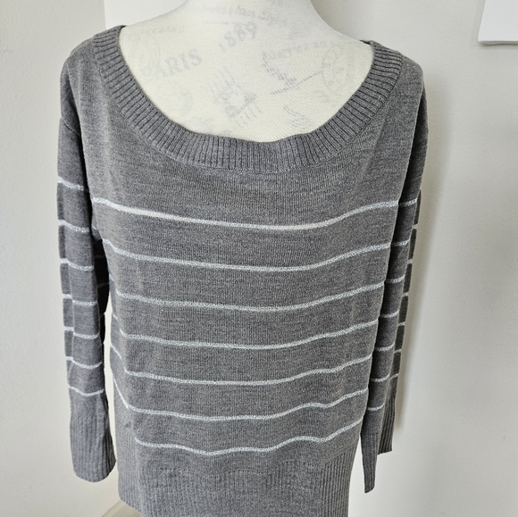 💕NWOT Soho new york top gray with silver mettalic striped size small - Picture 5 of 9